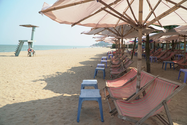 Biển Sầm Sơn vắng tanh vì công điện không đón khách ngoại tỉnh - 4