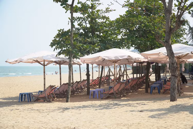 Biển Sầm Sơn vắng tanh vì công điện không đón khách ngoại tỉnh - 5