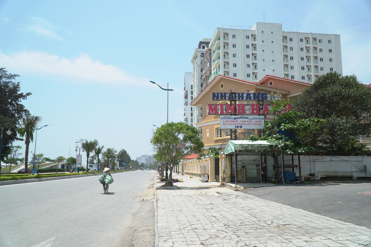 Biển Sầm Sơn vắng tanh vì công điện không đón khách ngoại tỉnh - 6