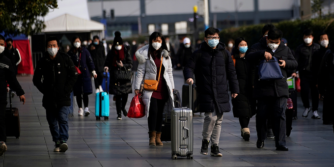 Người dân Trung Quốc tại ga Thượng Hải, tháng 2/2020. Ảnh: Reuters