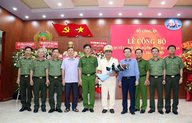 Thứ trưởng Nguyễn Duy Ngọc, Bí thư Tỉnh ủy Kiên Giang Nguyễn Thanh Nghị cùng các đại biểu chúc mừng Đại tá Đỗ Triệu Phong.