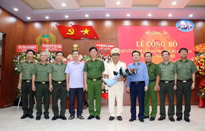 Thứ trưởng Nguyễn Duy Ngọc, Bí thư Tỉnh ủy Kiên Giang Nguyễn Thanh Nghị cùng các đại biểu chúc mừng Đại tá Đỗ Triệu Phong.