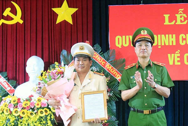 Thứ trưởng Nguyễn Duy Ngọc trao quyết định và chúc mừng Đại tá Đinh Văn Nơi.