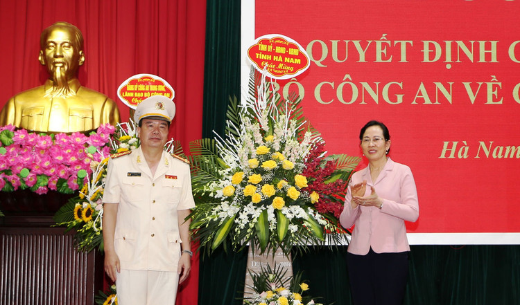 Bí thư Tỉnh ủy Hà Nam Lê Thị Thủy chúc mừng Đại tá Nguyễn Văn Trung.