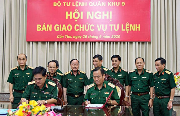 Thượng tướng Trần Đơn chứng kiến ký biên bản bàn giao chức vụ Tư lệnh Quân khu 9 giữa Trung tướng Nguyễn Hoàng Thủy và Thiếu tướng Nguyễn Xuân Dắt. Ảnh QĐND