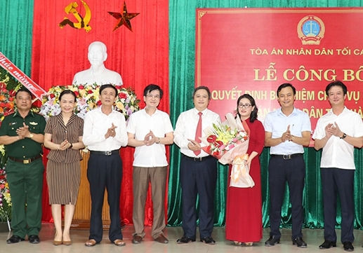Lãnh đạo tỉnh Hà Tĩnh chúc mừng tân Chánh án Tòa án nhân dân tỉnh Hà Tĩnh Phan Thị Nguyệt Thu.