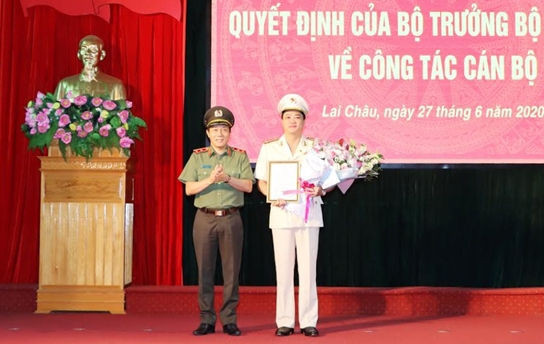 Thứ trưởng Lương Tam Quang trao quyết định điều động và bổ nhiệm Đại tá Nguyễn Viết Giang giữ chức vụ Giám đốc Công an tỉnh Lai Châu.
