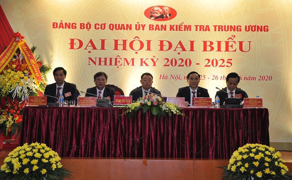 Đoàn Chủ tịch Đại hội.