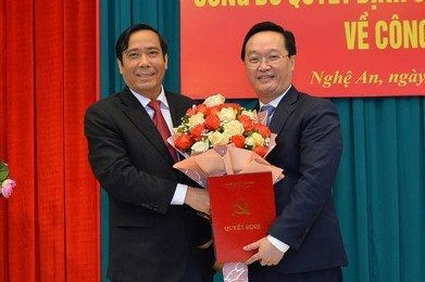 Phó trưởng ban thường trực Ban Tổ chức Trung ương Nguyễn Thanh Bình trao quyết định và tặng hoa chúc mừng tân Phó bí thư Nghệ An Nguyễn Đức Trung. Ảnh: Báo Nghệ An.