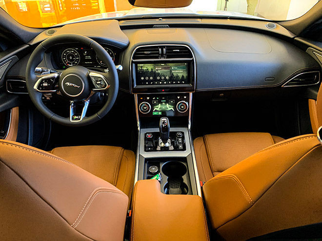 Cận cảnh mẫu xe thể thao Jaguar XE mới nhất tại Việt Nam, giá bán hơn 2,7 tỷ đồng - 14