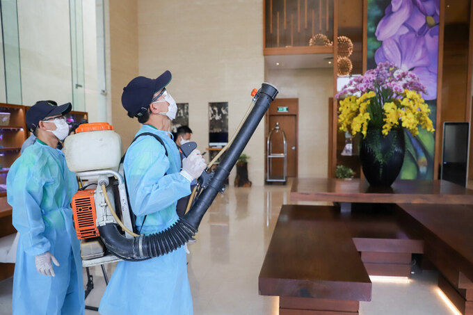 Một khách sạn được phun khử khuẩn sau hết thời hạn cách ly. Ảnh: Nguyễn Đông.