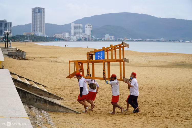 Người miền Trung chằng chống nhà cửa tránh bão Molave ảnh 10