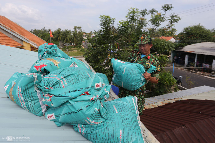 Người miền Trung chằng chống nhà cửa tránh bão Molave ảnh 4