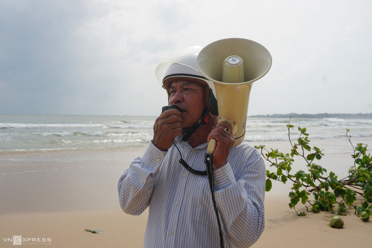 Người miền Trung chằng chống nhà cửa tránh bão Molave ảnh 6