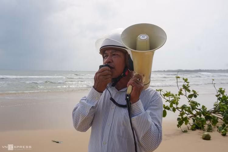 Người miền Trung chằng chống nhà cửa tránh bão Molave ảnh 6