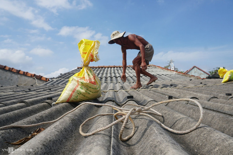 Người miền Trung chằng chống nhà cửa tránh bão Molave ảnh 5