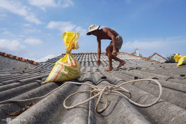 Người miền Trung chằng chống nhà cửa tránh bão Molave ảnh 5