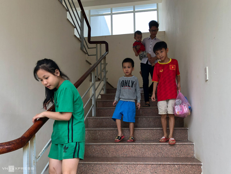 Người miền Trung chằng chống nhà cửa tránh bão Molave ảnh 7