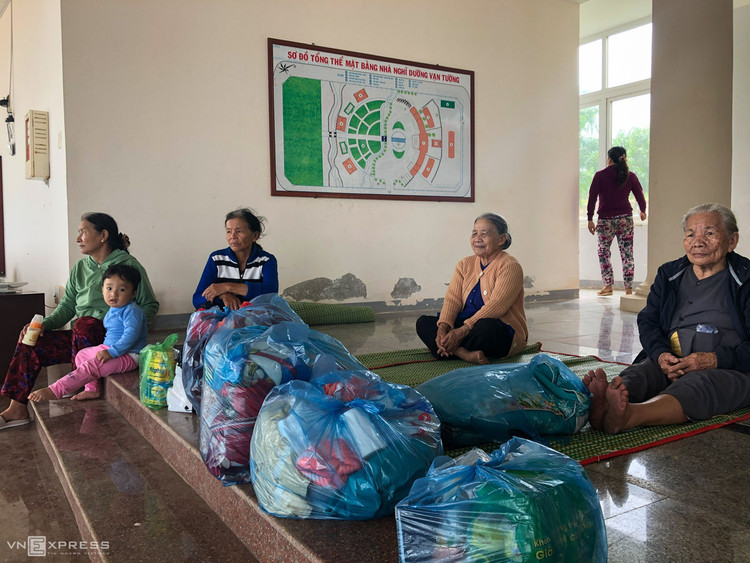 Người miền Trung chằng chống nhà cửa tránh bão Molave ảnh 8