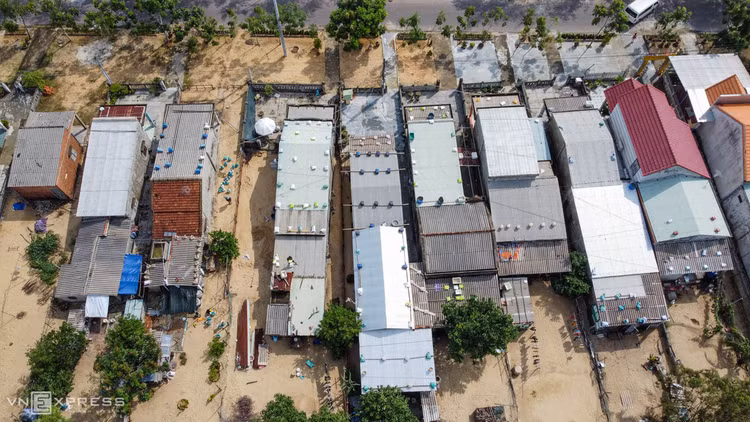 Người miền Trung chằng chống nhà cửa tránh bão Molave ảnh 1