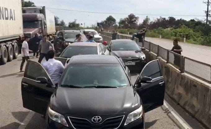 Cảnh sát từ nhiều phía dùng búa đập cửa kính ôtô để khống chế 5 nghi phạm. Ảnh: Hùng Lê