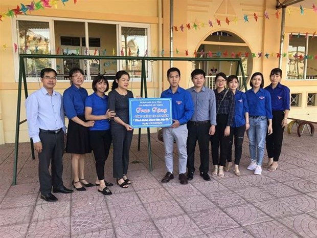 Hai Duong: Nhung chiec lop xe hong duoc bien thanh do choi huu ich hinh anh 2