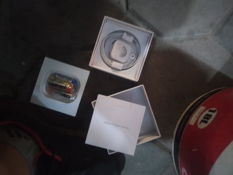 Lua dao shipper Grab giao hang AirPods gia anh 1