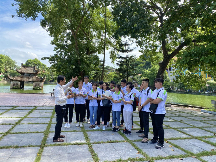 Và tham gia nhiều chuyến đi dã ngoại, thực tế để củng cố kiến thức, cọ xát thực tế.