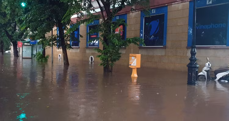 mua lon o Ha Noi gay ngap anh 4