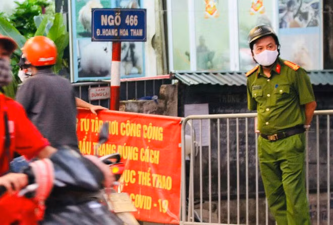 cach ly khu pho do co ca nghi nhiem Covid-19 anh 1