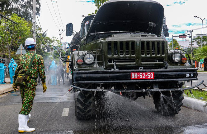 Xem lính hoá học phun khử khuẩn từng góc phố, cành cây, ngọn cỏ ở Sơn Trà - ảnh 6