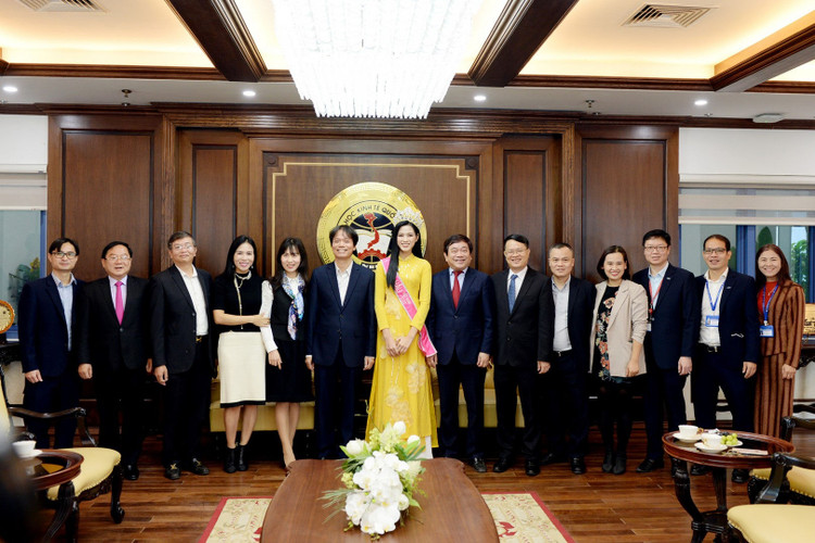 Hiệu trưởng Kinh tế quốc dân lên tiếng về ảnh chắp tay báo cáo hoa hậu - 2