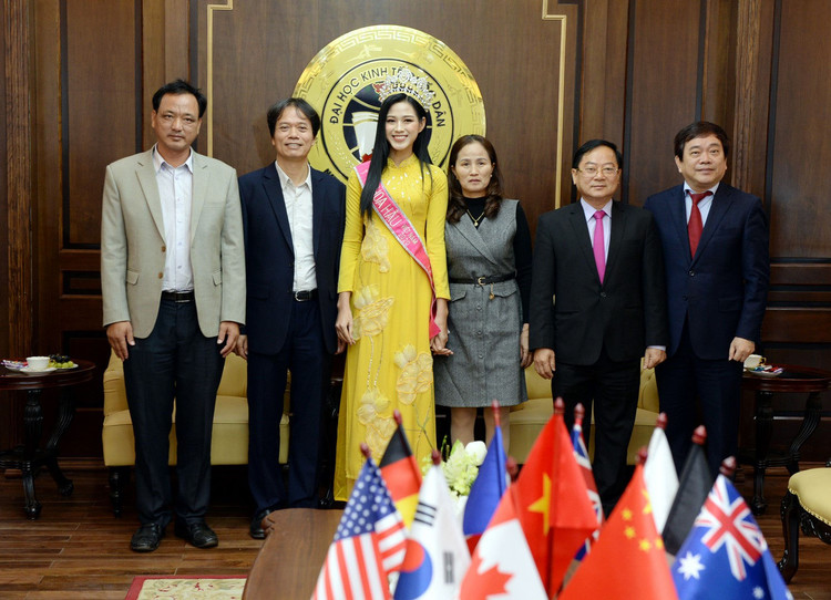 Hiệu trưởng Kinh tế quốc dân lên tiếng về ảnh chắp tay báo cáo hoa hậu - 10