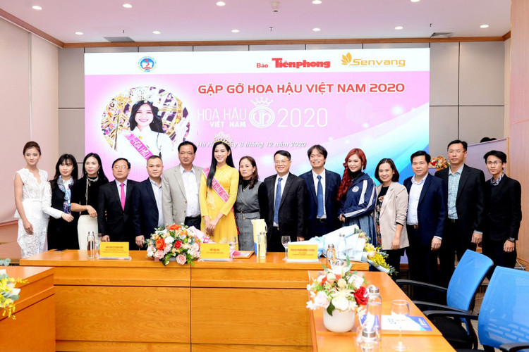 Hiệu trưởng Kinh tế quốc dân lên tiếng về ảnh chắp tay báo cáo hoa hậu - 8