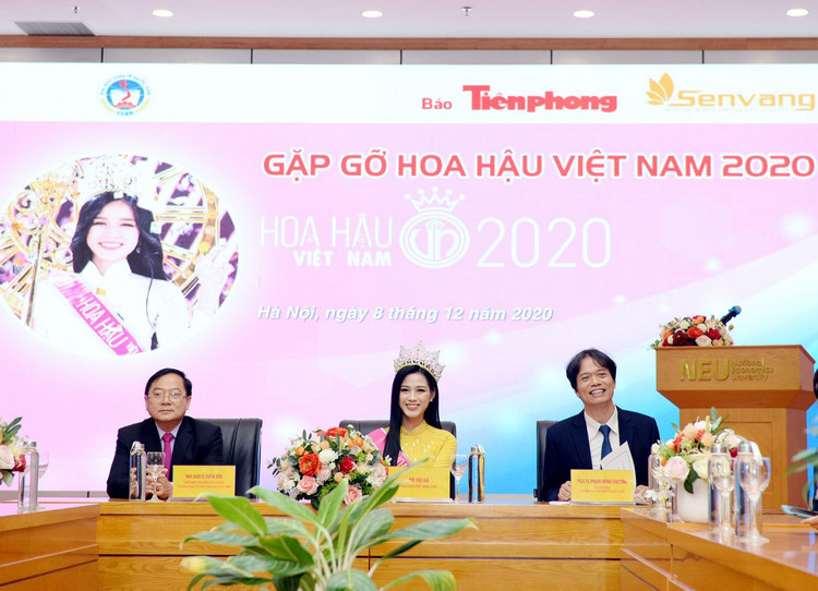 Hiệu trưởng Kinh tế quốc dân lên tiếng về ảnh chắp tay báo cáo hoa hậu - 4