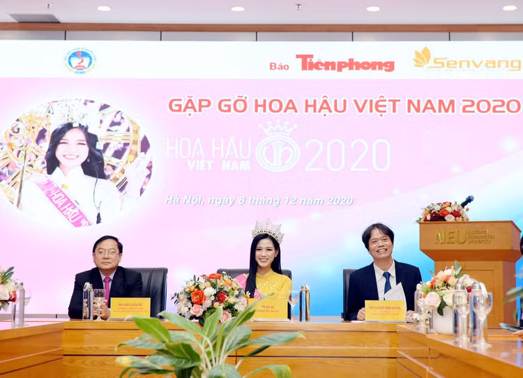 Hiệu trưởng Kinh tế quốc dân lên tiếng về ảnh chắp tay báo cáo hoa hậu - 4