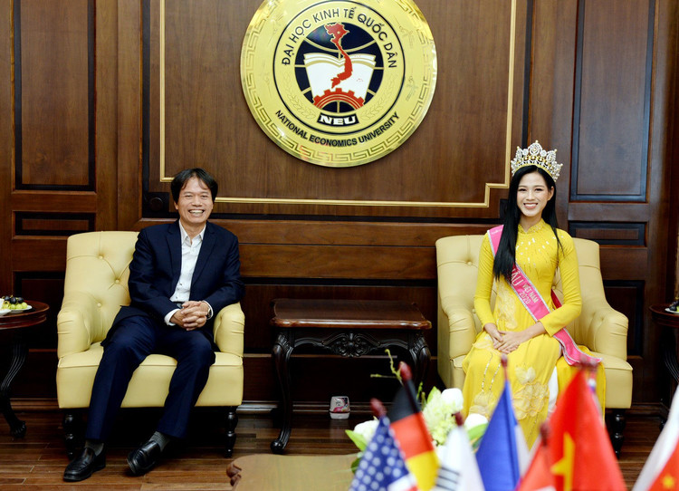 Hiệu trưởng Kinh tế quốc dân lên tiếng về ảnh chắp tay báo cáo hoa hậu - 3