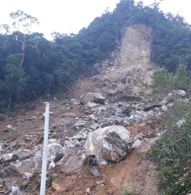 Hãi hùng những tảng đá khổng lồ lăn từ trên núi xuống đường - 2