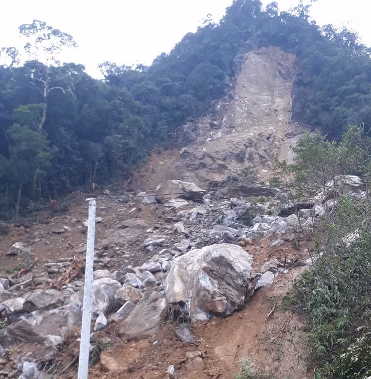 Hãi hùng những tảng đá khổng lồ lăn từ trên núi xuống đường - 2