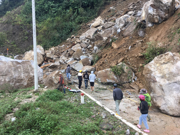 Hãi hùng những tảng đá khổng lồ lăn từ trên núi xuống đường - 1