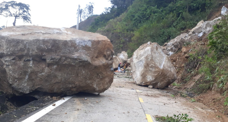 Hãi hùng những tảng đá khổng lồ lăn từ trên núi xuống đường - 3