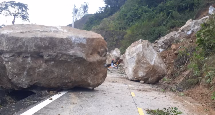 Hãi hùng những tảng đá khổng lồ lăn từ trên núi xuống đường - 3