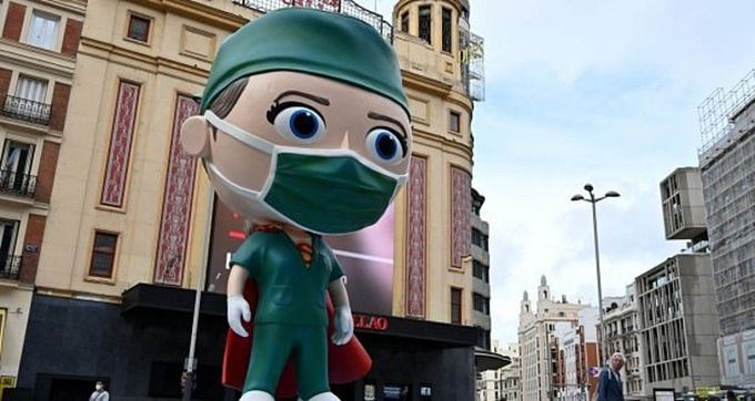 Tượng siêu nhân viên y tế cao 6 mét tại Madrid bày tỏ lòng biết ơn tới những người đã chiến đấu chống Covid-19. Ảnh: AFP.