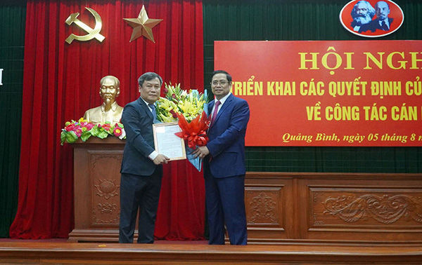 Đồng chí Phạm Minh Chính trao quyết định và chúc mừng đồng chí Vũ Đại Thắng.