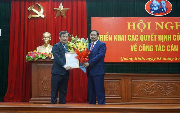 Đồng chí Phạm Minh Chính trao quyết định và chúc mừng đồng chí Vũ Đại Thắng.