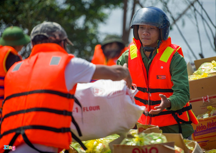 Cuu tro vung lu Quang Binh anh 9
