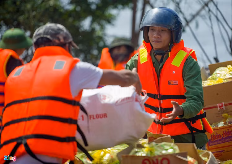 Cuu tro vung lu Quang Binh anh 9