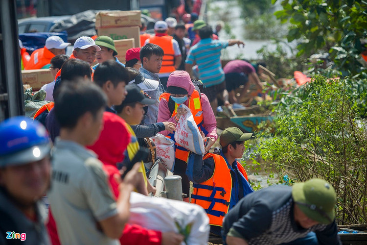 Cuu tro vung lu Quang Binh anh 8