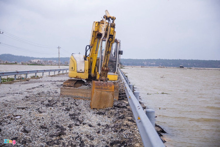 Quoc lo 49B hu hong nghiem trong anh 10