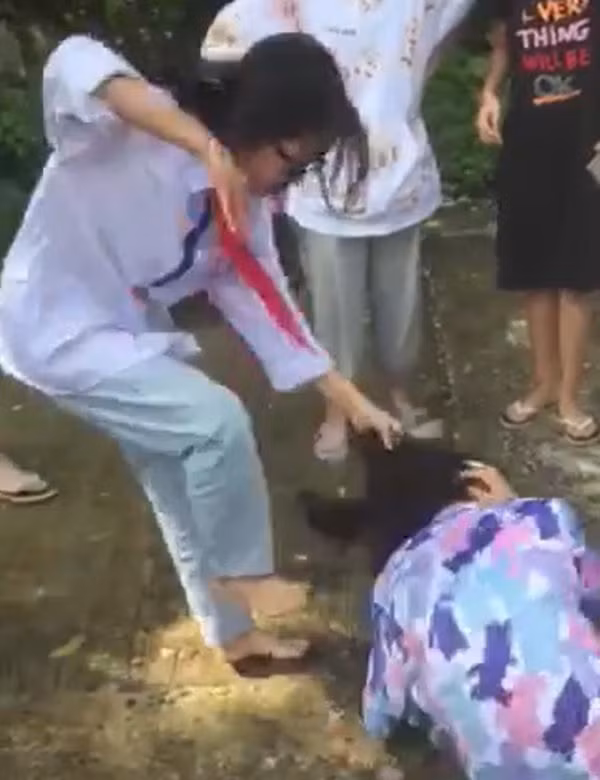 Nữ sinh bị nhóm bạn vây đánh dã man, nhiều người xung quanh hò hét cổ vũ - 1